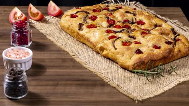 Traditional Italian Focaccia Pepperoni Cherry Tomatoes Black Olives Rosemary Onion — Vídeo de Stock