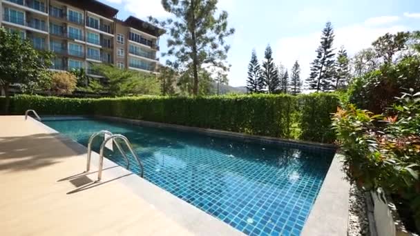Peaceful Sunny Swimming Pool Area — стоковое видео