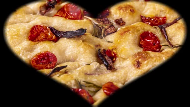 Hagyományos Olasz Focaccia Pepperonival Cseresznye Paradicsommal Fekete Olajbogyóval Rozmaringgal Hagymával — Stock videók