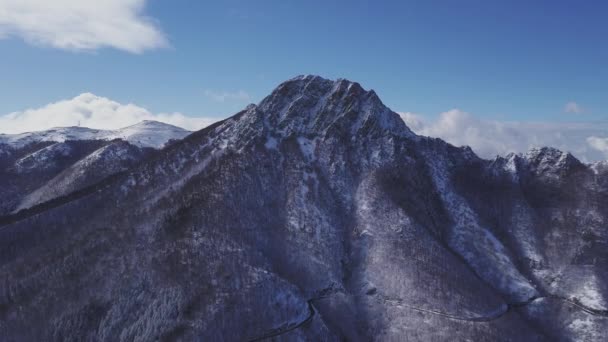 Montseny Dağı Nın Zirvesine Doğru Muhteşem Kış Manzaralı Bir Uçuş — Stok video