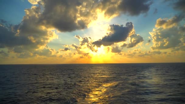 Mooie Gouden Bewolkte Zonsondergang Boven Lege Oceaan Van Een Schip — Stockvideo