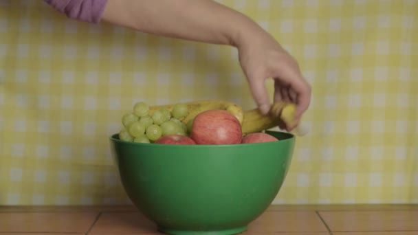 Hand Picking Fruit Choice Fruit Bowl Wide Shot — стоковое видео