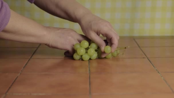 Hand Picking Bunch White Grapes Eat Medium Shot — Stok video