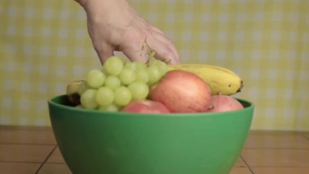 Hand Picking Fruit Choice Fruit Bowl Medium Shot — ストック動画