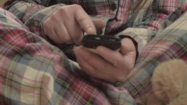Жінка Піжамі Використовуючи Мобільний Телефон Крупним Планом — стокове відео