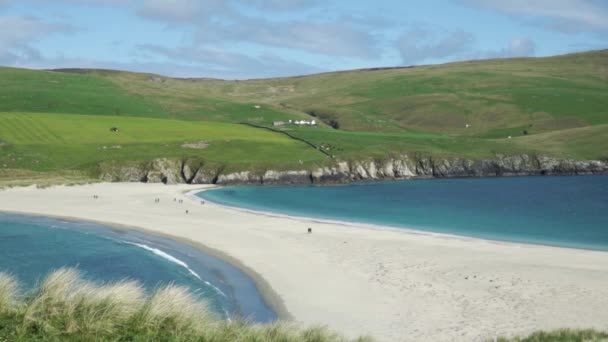 People Crossing Ninian Isle Sand Bar Low Tide Clear Day — Vídeos de Stock