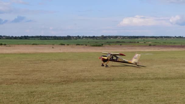 Single Prop Plane Preparing Takeoff Field — Stock video