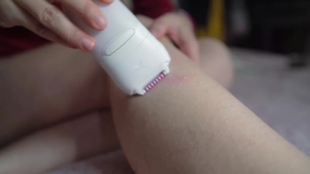 Woman Using Electric Razor Depilatory Tool Light Her Leg Remove — Stock Video