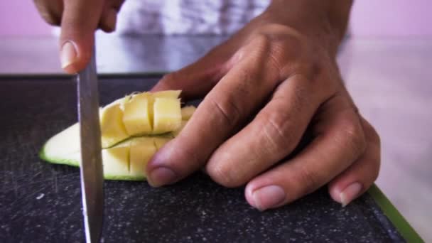 Man Cutting Mangoes Salad — 비디오