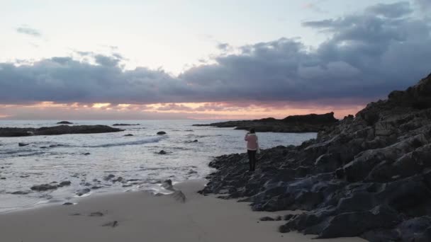 Aerial Flying Forward Tourist Take Photos Sunset Beach Porto Santo — Wideo stockowe