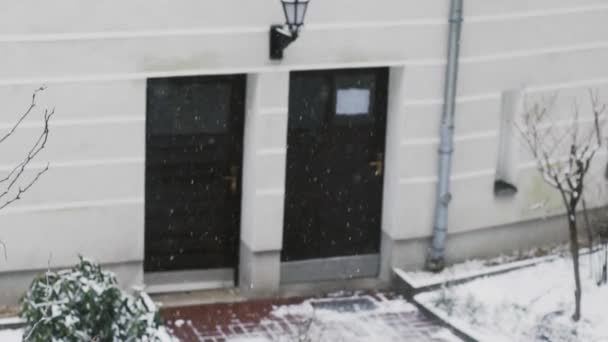 Snow Slowly Falling Ground Front White Building Two Black Doors — ストック動画