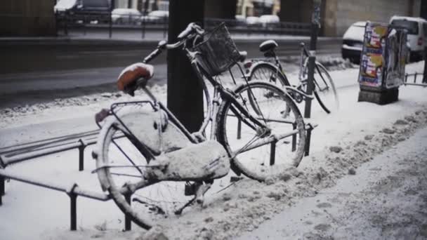 Пара Велосипедів Покритих Снігом Ліворуч Вулиці Прив Язаних Полюсів Біля — стокове відео