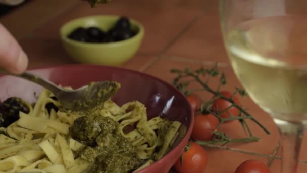 Serveren Van Groene Pesto Tagliatelle Pasta Close Schot — Stockvideo