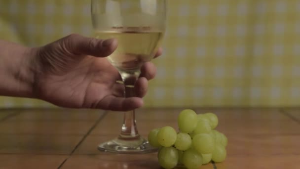 Hand Met Glas Witte Wijn Druiven Close Schot — Stockvideo