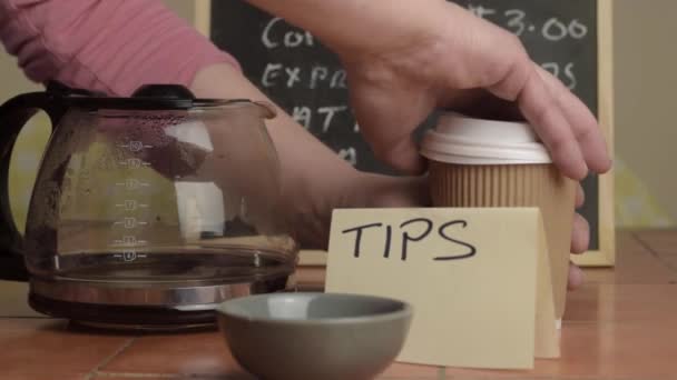 Χύνοντας Καφέ Takeout Στο Καφέ Κοντά Ανατρεπόμενο Βάζο Μεσαίου Shot — Αρχείο Βίντεο