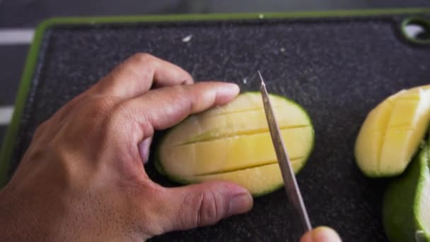 Man Cutting Mangoes Salad — Stok video