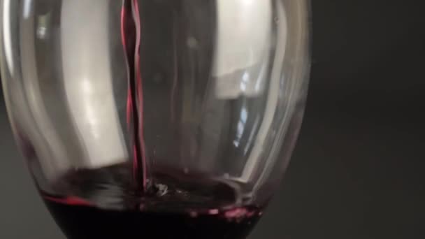 Наливаючи Червоне Вино Склянку Крупним Планом — стокове відео