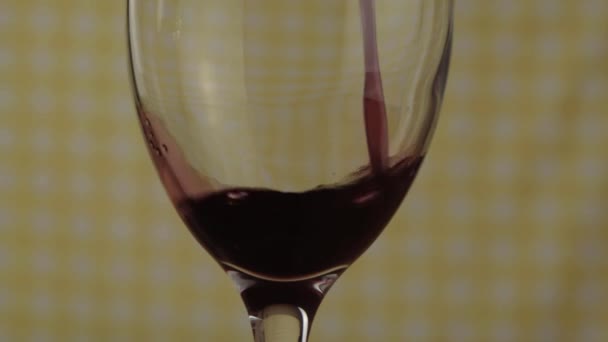 Giet Rode Wijn Een Glas Close Schot Gele Controle Achtergrond — Stockvideo