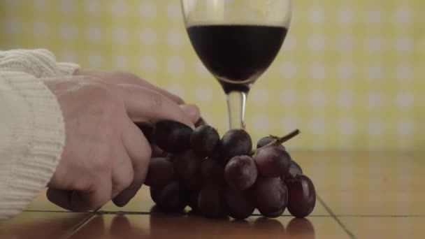 Mains Tenant Verre Vin Rouge Mangeant Des Raisins Coup Moyen — Video