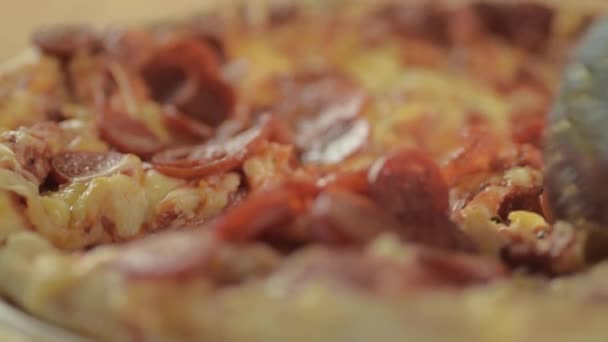 Memotong Pizza Pepperoni Dengan Roda Pizza Menutup Ditembak — Stok Video