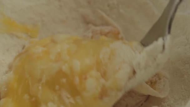 Μακρό Πλάνο Ανάμειξη Αυγών Αλεύρι Πιρούνι — Αρχείο Βίντεο