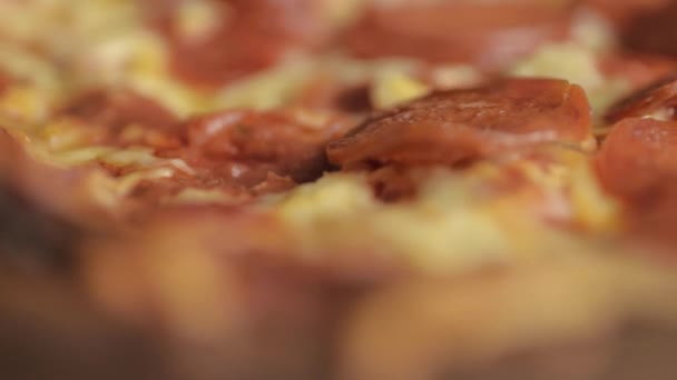 Pizza Pepperoni Con Queso Mozzarella Macro Shot Giratorio — Vídeos de Stock