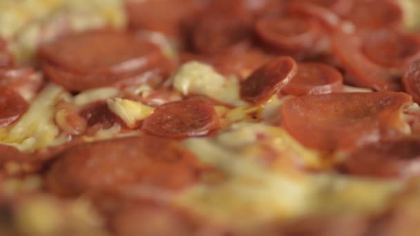 Pizza Pepperoni Serem Mozzarella Obracającym Się Bliska — Wideo stockowe