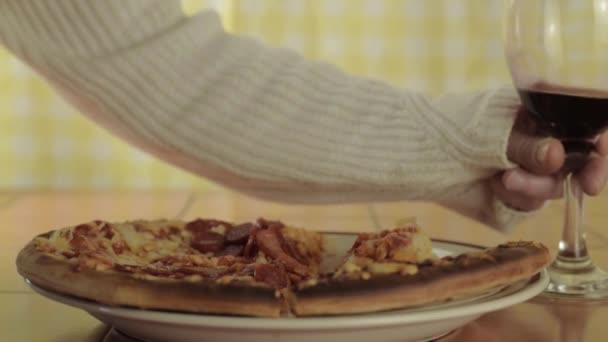 Ręka Kieliszkiem Czerwonego Wina Pepperoni Pizza Średni Strzał — Wideo stockowe