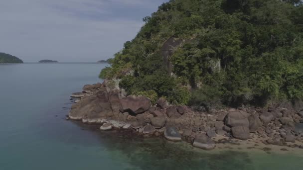 Κηφήνας Slider Αριστερά Δεξιά Βολή Ενός Νησιού Πέτρες — Αρχείο Βίντεο