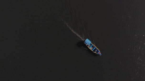 Egy Kék Festett Hajó Halad Lefelé Felülről Lefelé Folyóba — Stock videók
