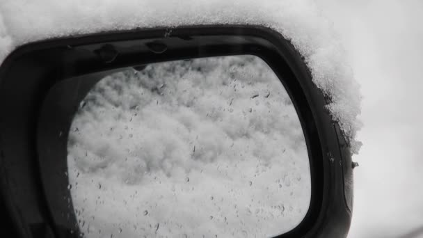 Nieva Sobre Espejo Del Coche Tiempo Frío — Vídeo de stock