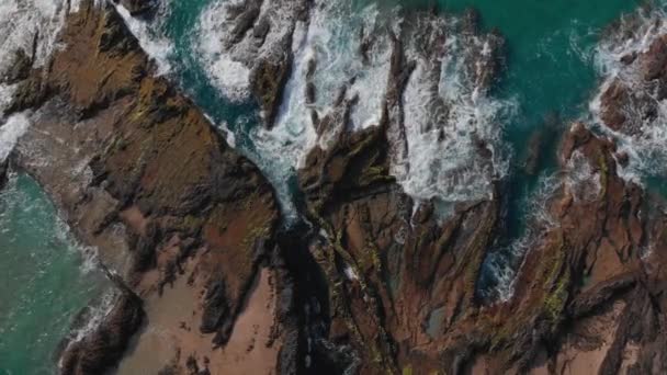 Top Zoom Ground Porto Das Salemas Waves Turquoise Water Crashing — Video Stock