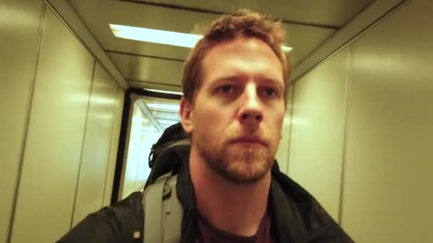 Uomo Selfie Piedi Attraverso Stretto Corridoio Aeroporto — Video Stock