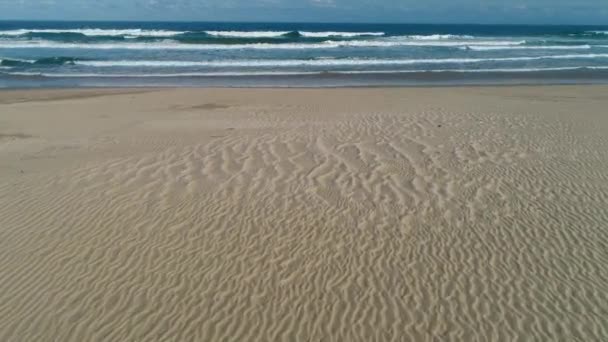 Vista Aérea Una Prístina Playa Arena Escénica Con Olas Rompientes — Vídeos de Stock