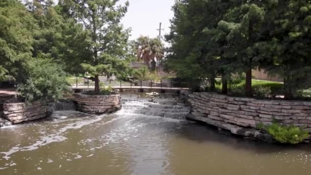 Drone Allontana Lentamente Dalle Cascate Sul Riverwalk San Antonio Texas — Video Stock