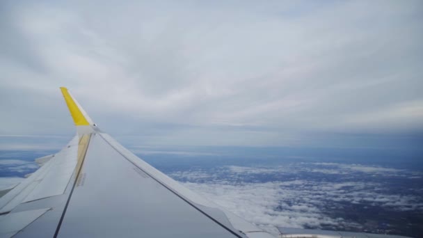 Pov Παράθυρο Επιβατών Αεροπλάνου Λευκά Σύννεφα Κάτω Και Πάνω Θέα — Αρχείο Βίντεο