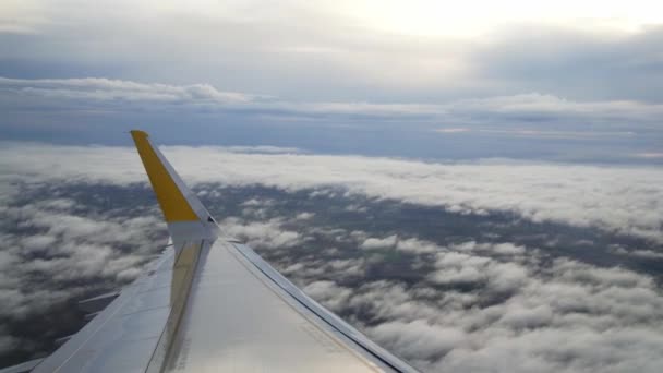 Pov Uçak Yolcu Penceresi Aşağıdaki Beyaz Bulutlar Gökyüzünde Parlak Beyaz — Stok video