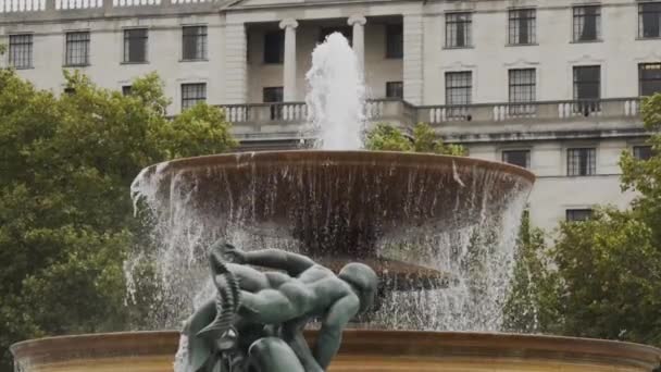 Cement Two Tiered Water Fountain Flowing Green Bronze Statue Foreground — Wideo stockowe