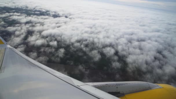 Pov Flugzeug Passagierfenster Weiße Decke Und Wogende Wolken Unten Mit — Stockvideo