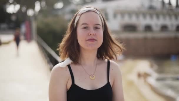 Venkovní Záběr Krásné Mladé Dívky Která Pózuje Mostě Jasný Slunečný — Stock video