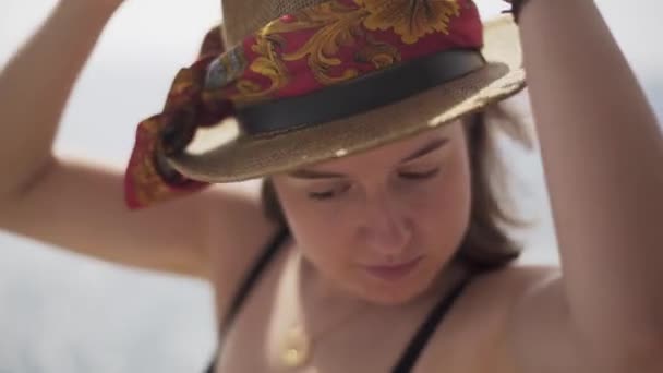 Carino Ragazza Danza Gioiosamente Sulla Bellissima Spiaggia Della Costa Brava — Video Stock