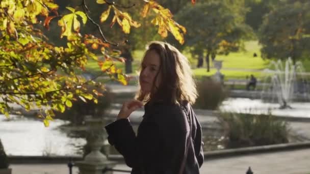 Белая Женщина Брюнеткой Длинными Волосами Смотрящая Камеру Деревом Блестящей Городской — стоковое видео