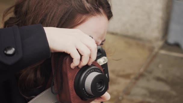 Junge Kaukasische Brünette Frau Fotografiert Draußen Mit Kamera Nahaufnahme Zeitlupe — Stockvideo