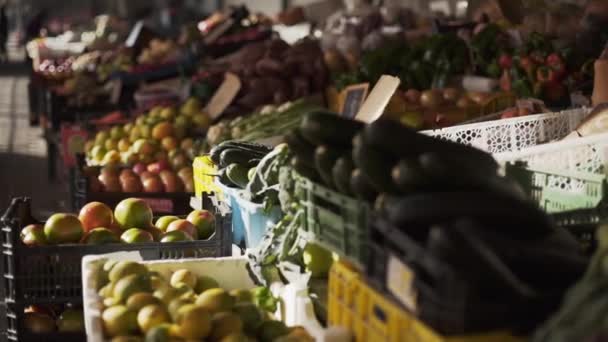 Свежие Продукты Продажу Уличный Рынок Порту Португалия Глубокая Глубина Поля — стоковое видео