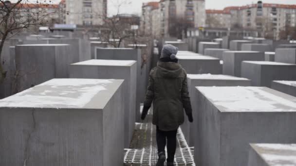 Girl Walking Concrete Blocks Holocaust Memorial Berlin Slow Motion — Vídeo de stock