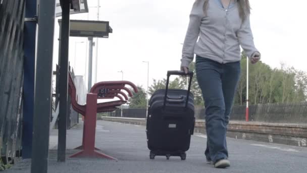 Femme Roues Valise Sur Plate Forme Train Vers Caméra Plan — Video