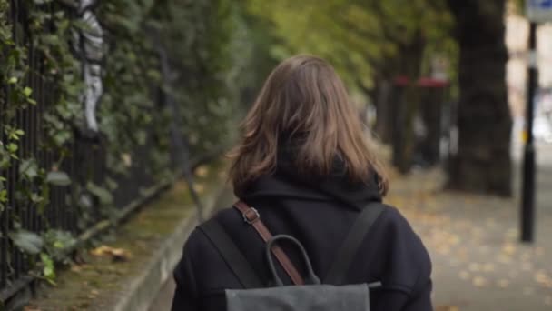Scenic Fall View Young Caucasian Woman Walking London Cement Sidewalk — Stok Video