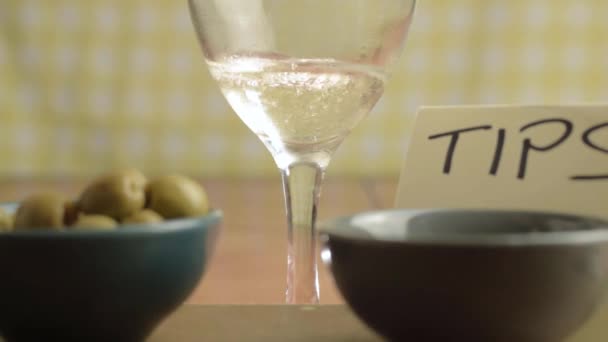 Tarro Propina Cafetería Con Vino Blanco Vertiendo Fondo Cerca Tiro — Vídeos de Stock