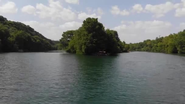 Niski Strzał Drona Red Bud Island Zbliża Się Drzewa Wchodzi — Wideo stockowe