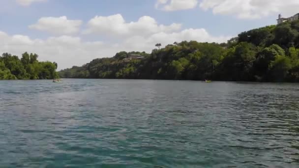 Tiro Bajo Kayakistas Lago Ladybird Con Una Pequeña Cacerola Izquierda — Vídeos de Stock